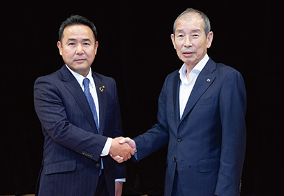 荒木伸也代表取締役社長（左）と戸島耕二代表取締役会長（右）